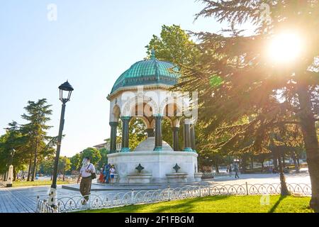 Rundgang durch istanbul. Deutscher Brunnen Alman e mesi am Sultan Ahmet Platz. Architektonische Wahrzeichen von Istanbul. Türkei, Istanbul - 21.07.2020 Stockfoto