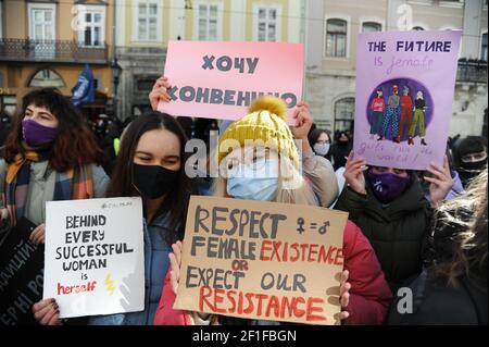 8. märz 2021. Lviv, Ukraine. Protest für Frauenrechte und für bessere Bedingungen für Pflegekräfte bei einer von verschiedenen feministischen Gruppen koordinierten Demonstration in der Innenstadt von Lviv und in der Nähe des Ratusha-Rats (Lviv) am Internationalen Frauentag. Stockfoto