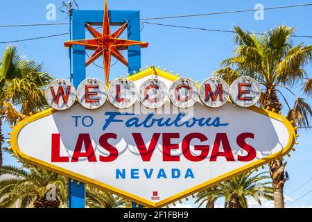 Klassische Ansicht von Welcome to Fabulous Las Vegas Schild an Das südliche Ende des weltberühmten Las Vegas Strip an Ein schöner sonniger Tag mit viel Witz