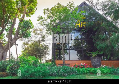 KANCHANABURI, THAILAND - 19. FEBRUAR 2021 : schöne Gartendekoration des Cafe Amazon Café an der PTT Tankstelle. Cafe Amazon ist eine thailändische Kette Stockfoto