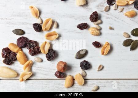 Set von getrockneten Früchten mit Holz Hintergrund. Stockfoto