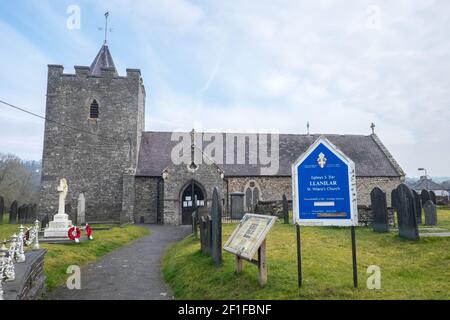 Die St. Hilary Kirche (Eglwys Sant Ilar), ein denkmalgeschütztes Gebäude, das wahrscheinlich aus dem Dorf Llanilar von 14th century.in stammt. In der Nähe ist der Ystwyth Trail, ein 21 Meilen, 34 Kilometer, Mehrzweckpfad, genutzt, von Hundewanderern, Wanderern, Spaziergängern, Radfahrern, Joggern, und Teil Pferd Reitweg, für Reiter. Die ehemalige Traillinie verbindet die studentische Küstenstadt Aberystwyth,ON, Cardigan Bay, mit Tregaron,both,in Ceredigion. Der Weg verläuft meist entlang des Flusses Ystwtyh. Foto aufgenommen zwischen Llanilar Dorf und Transgoed, ländlich, Landschaft, Landschaft, Ceredigion, Wales, Walisisch, Großbritannien, GB, Stockfoto