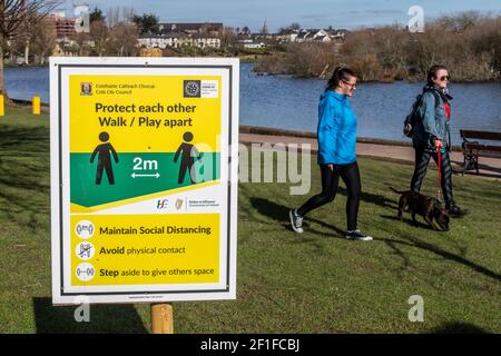 Cork, Irland. März 2021, 8th. Die Menschen stiegen heute an einem kalten, aber sonnigen Tag auf den Lough in Cork ab. Die meisten Menschen beobachteten soziale Distanzierung. Quelle: AG News/Alamy Live News Stockfoto