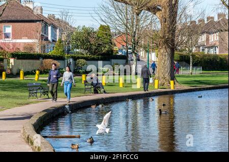 Cork, Irland. März 2021, 8th. Die Menschen stiegen heute an einem kalten, aber sonnigen Tag auf den Lough in Cork ab. Die meisten Menschen beobachteten soziale Distanzierung. Quelle: AG News/Alamy Live News Stockfoto