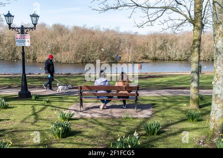 Cork, Irland. März 2021, 8th. Die Menschen stiegen heute an einem kalten, aber sonnigen Tag auf den Lough in Cork ab. Die meisten Menschen beobachteten soziale Distanzierung. Quelle: AG News/Alamy Live News Stockfoto