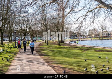 Cork, Irland. März 2021, 8th. Die Menschen stiegen heute an einem kalten, aber sonnigen Tag auf den Lough in Cork ab. Die meisten Menschen beobachteten soziale Distanzierung. Quelle: AG News/Alamy Live News Stockfoto