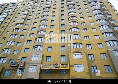 Bauarbeiten an einem Mehrfamilienhaus in Kharkiv, Ukraine Stockfoto