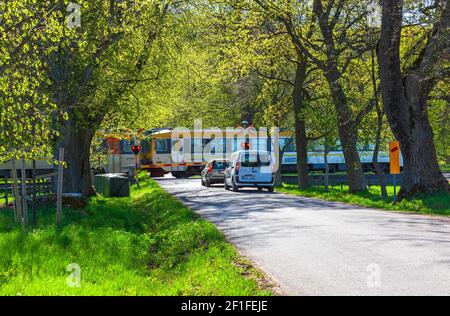 Bahnübergang mit wartenden Autos Stockfoto