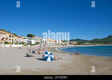 Fast leerer Strand mit blauem und weißem Sonnenschirm in Saint-Cyr-Sur-Mer, Les Lecques, Reisewarnung wegen Corona, Saisonende Stockfoto