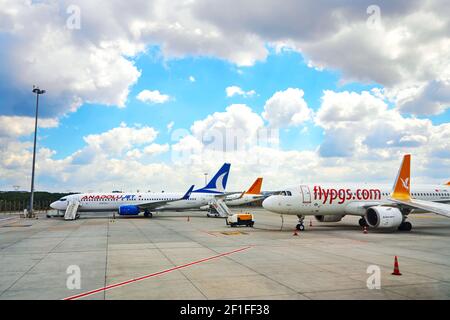 Fly Pegasus Flugzeug Parken am türkischen Flughafen. Türkei, Istanbul - 21.07.2020 Stockfoto