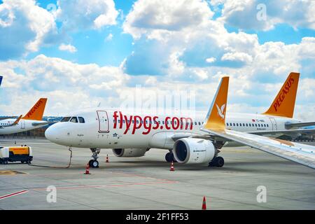 Fly Pegasus Flugzeug Parken am türkischen Flughafen. Türkei, Istanbul - 21.07.2020 Stockfoto