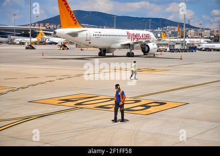 Fly Pegasus Flugzeug Parken am türkischen Flughafen. Türkei, Istanbul - 21.07.2020 Stockfoto