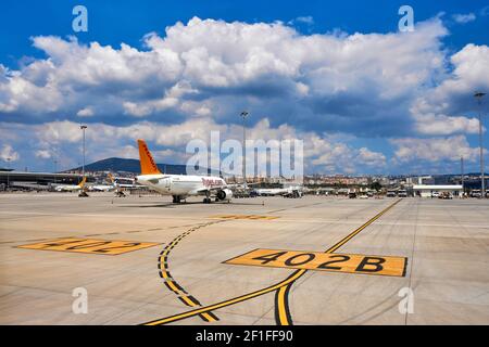 Fly Pegasus Flugzeug Parken am türkischen Flughafen. Türkei, Istanbul - 21.07.2020 Stockfoto