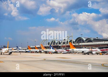 Fly Pegasus Flugzeug Parken am türkischen Flughafen. Türkei, Istanbul - 21.07.2020 Stockfoto