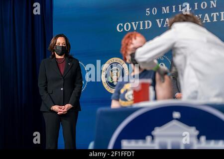 US-Vizepräsidentin Kamala Harris sieht sich an, als Victoria Legerwood-Rivera, eine Anwesenheitsberaterin an der Stoddert Elementary School, einen COVID-19-Impfstoff erhält, während einer Veranstaltung, bei der die 50 millionste COVID-19-Impfung im South Court Auditorium im Eisenhower Executive Office Building gefeiert wird, 25. Februar 2021 in Washington, D.C. Stockfoto