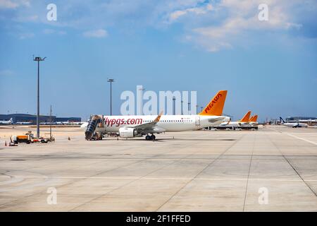 Fly Pegasus Flugzeug Parken am türkischen Flughafen. Türkei, Istanbul - 21.07.2020 Stockfoto