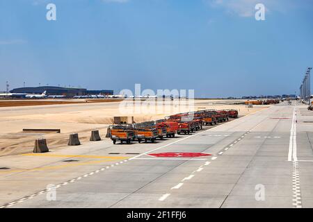 Karren für den Transport und das Laden von persönlichen Gegenständen der Passagiere im Flugzeug auf dem Parkplatz in der Nähe des Flugzeugs. Sondertransport zum Flughafen. Türkei , Ist Stockfoto