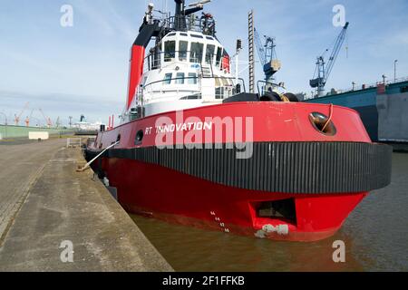 Im Industriehafen Bremerhafen an der Weser ist ein Schlepper namens Innovation verankert, der darauf wartet, genutzt zu werden. Bremerhaven, Februar 26, Stockfoto