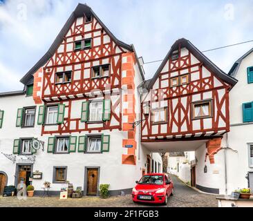Rathauspforte, Fachwerkhäuser aus dem Mittelalter in Ediger, Gemeinde Ediger-Eller, Moseltal, Rheinland-Pfalz, Deutschland Stockfoto