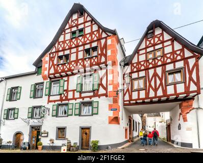Rathauspforte, Fachwerkhäuser aus dem Mittelalter in Ediger, Gemeinde Ediger-Eller, Moseltal, Rheinland-Pfalz, Deutschland Stockfoto
