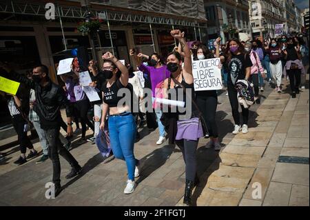 Malaga, Spanien. März 2021, 08th. Die Demonstranten sahen Plakate halten und Parolen schreien, während sie entlang Marques de Larios Straße während eines feministischen Studentenprotest marschieren.die wichtigsten Frauenorganisationen organisiert mehrere Proteste und Initiativen in Spanien zum Gedenken an den Internationalen Frauentag, Nach der Entscheidung der spanischen Regierung, jede massive Demonstration in Madrid oder solche mit mehr als 500 Menschen als Vorsichtsmaßnahme gegen die Coronavirus-Pandemie zu verbieten. Kredit: SOPA Images Limited/Alamy Live Nachrichten Stockfoto