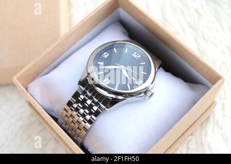 Luxus-Herrenuhren in Geschenkbox oder Fall close-up Stockfoto