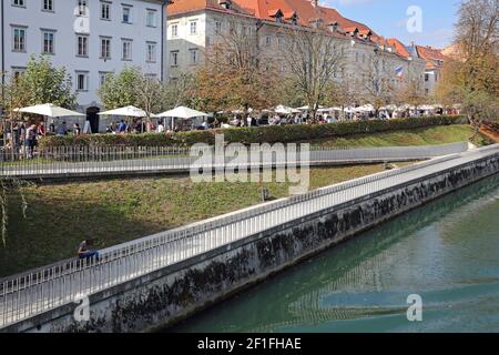 Ljubljana, Slowenien - 12. Oktober 2014: Menschen auf dem Antiquitätenmarkt entlang des Flusses Ljubljanica Sonntagsmarkt in Ljubljana, Slowenien. Stockfoto