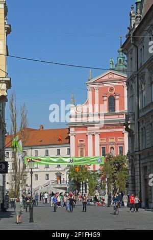Ljubljana, Slowenien - 12. Oktober 2014: Wandern in der Fußgängerzone sonniger Herbsttag in Ljubljana, Slowenien. Stockfoto