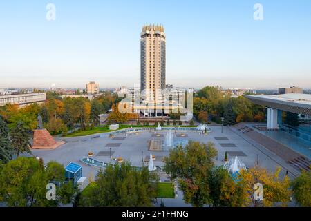 Kasachstan Hotel Turm in Abai-Platz, Almaty. Vegetation und Wasserbrunnen auf dem Abay Platz vor dem Palast der Republik. Stockfoto