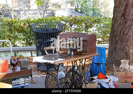 Ljubljana, Slowenien - 12. Oktober 2014: Alte Singer-Sägemaschine auf dem Antiquitätenmarkt in Ljubljana, Slowenien. Stockfoto