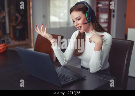 Junge kaukasische Frau erklären die Lösung online, Kundendienst, Home Office Stockfoto