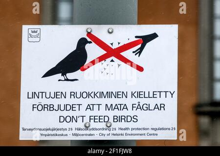 Ein Warnschild, ‘Füttern Sie die Vögel nicht“, entlang der Esplanade, mit Blick auf den Hafen in Helsinki, Finnland Stockfoto