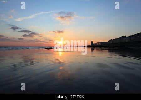 Sonne geht über das Meer in Richtung St. Leonards auf dem Meer, Hastings, East Sussex, Großbritannien Stockfoto