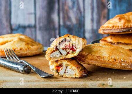 Hühnchen- und Chorizo-Pasteten in Mürbeteig Stockfoto