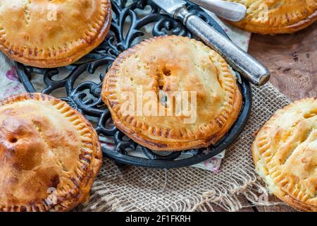 Hühnchen- und Chorizo-Pasteten in Mürbeteig Stockfoto