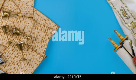 Jüdische pesah Feiertag ungesäuertes Brot matzoh mit kiddusch vier Tasse Von Wein Stockfoto