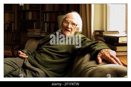 Michael Foot in seinem Haus in Hampsteadpic David Sandison 17/7/2002 Stockfoto