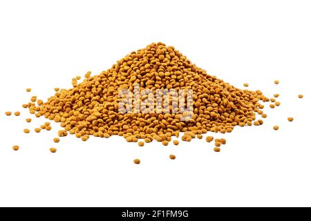 Großer Stapel von trockenen Katzenfutter Krockets - isoliert auf weißem Hintergrund. Stockfoto