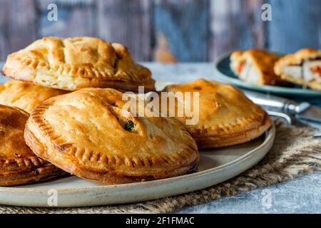 Hühnchen- und Chorizo-Pasteten in Mürbeteig Stockfoto