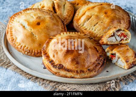 Hühnchen- und Chorizo-Pasteten in Mürbeteig Stockfoto