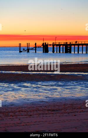 Paradieskonzept und entspannen Sie sich am Pier Strand Stockfoto