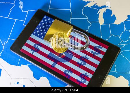 Finanzkonzept mit goldenem Bitcoin und Vorhängeschloss über Smartphone, mit US-Flagge, Symbol und Karte Stockfoto