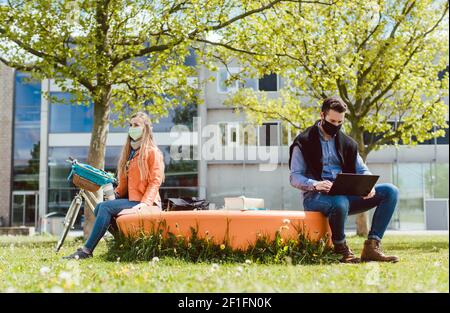 Studenten lernen auf dem Campus soziale Distanz zu halten Stockfoto