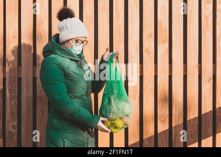 Viel einfacher einkaufen mit durchsehtem Netzbeutel Stockfoto