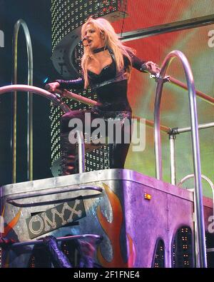 MÄRZ 24: Britney Spears tritt während der Onyx Hotel Tour in der Colonial Life Arena in Columbia, South Carolina, am 24. März 2004 auf. QUELLE: Chris McKay / Mediapunch Stockfoto