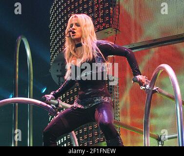 MÄRZ 24: Britney Spears tritt während der Onyx Hotel Tour in der Colonial Life Arena in Columbia, South Carolina, am 24. März 2004 auf. QUELLE: Chris McKay / Mediapunch Stockfoto