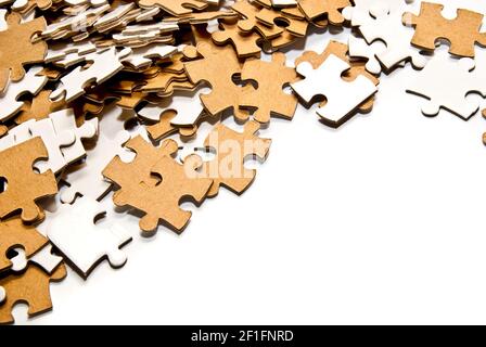 Haufen weiße und braune Puzzlesteine Stockfoto