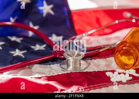 Ein medizinisches Stethoskop auf einer amerikanischen Flagge, das Healthcare in repräsentiert Die Vereinigten Staaten Stockfoto