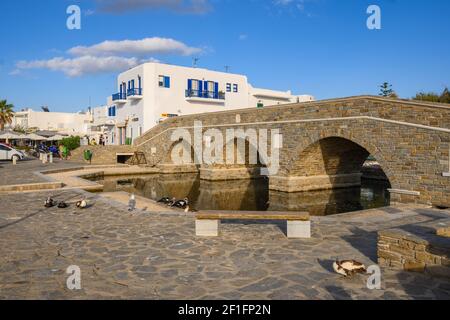 Paros, Griechenland - 27. September 2020: Naoussa Fußgängerbrücke im wunderschönen Dorf Noussa auf der Insel Paros. Kykladen, Griechenland Stockfoto