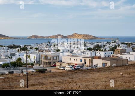 Paros, Griechenland - 27. September 2020: Blick auf das wunderschöne Dorf Naoussa auf der Insel Paros. Kykladen. Griechenland, Europa. Stockfoto